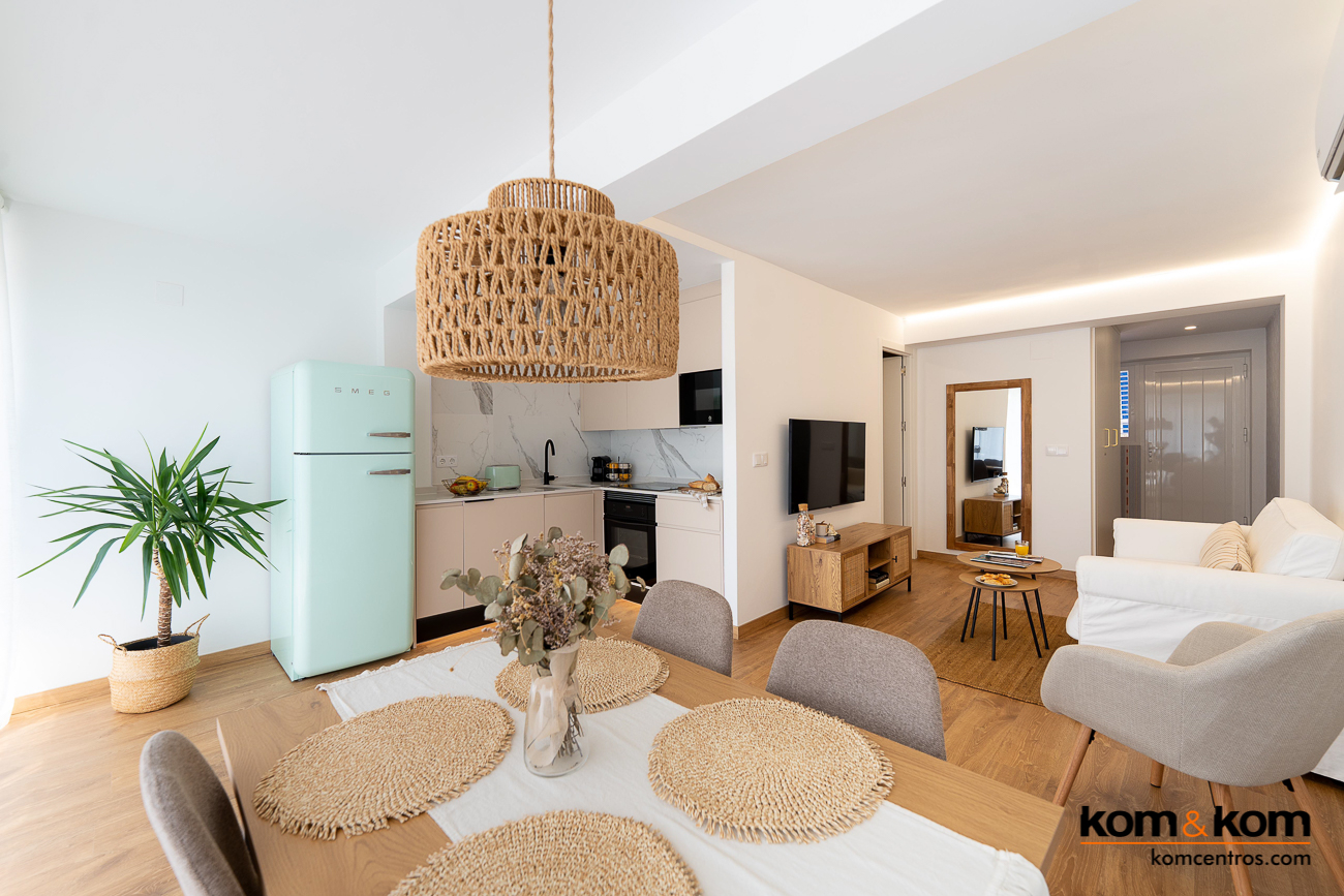 Sal&oacute;n de apartamento con cocina abierta en Benidorm.